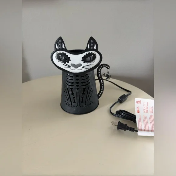Scentsy Very Superstitious Warmer Spooky Black Cat
Halloween NIB Retired - Picture 4 of 6